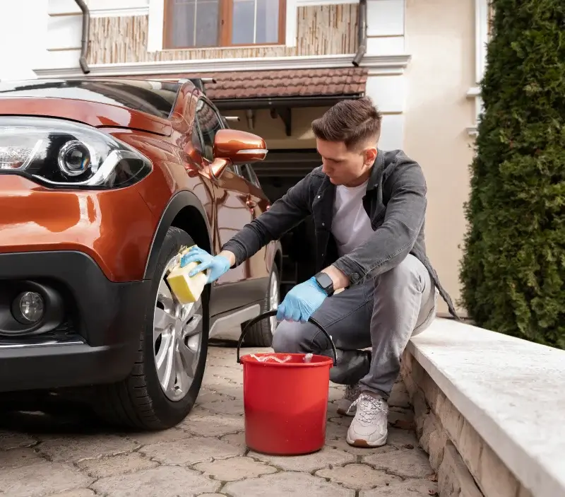 Lavage auto à domicile Saint-Gelais : professionnel intervenant sur un véhicule